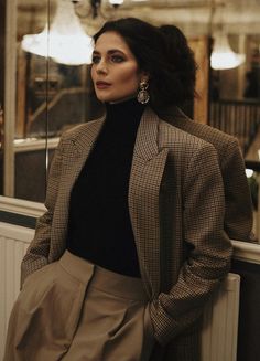 Classic Elegance Aesthetic, Masculine Looks For Women, Dark Academia Lawyer, Brown Suit Jacket Outfit Woman, Italian Fashion Women Autumn, Suit With Tie Women, 70s Buissnes Woman, Dark Academia Suits Women, Lawyer Style Women