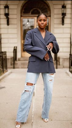 Jeans Overall Outfit, Light Blue Jeans Outfit, Smart Casual Jeans, Body Neutrality, Chic Outfits Classy, Blue Jean Outfits, Midsize Outfits, Modest Outfit, Chic Pants