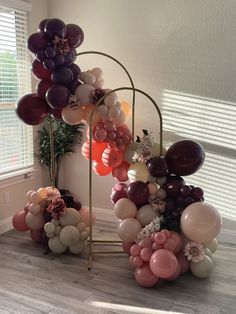 balloons are arranged in the shape of an arch