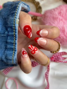 Pinky hearts is part of our Valentine nail sets collection, our gel Press-on nails are hand-crafted by a professional artist, using only the best materials.  Little nails are Reusable, comfortably thick and durable! What's included:  10 x custom nails 1 x  Full Application kit (Wooden stick, Nails buffer, Nail glue, cuticle pusher, alcohol wipe and nail file) 1 x Set of instructions Not sure how to measure your nails? Please add a Sizing kit with your order and we'll ship the sizing kit next-day Valentines Nails With Bow, Mismatched Christmas Nails, Gel Nail Korean, Red And White Christmas Nail Designs, Red Christmas Nail Art, St Valentin Nails, Christmas Nails Fun, Valentines Day Nails Designs 2024, Simple Designs For Nails