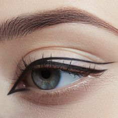 3d Eyeliner, Eyeliner Grafico, Dramatic Winged Eyeliner, Eyeliner Designs, Graphic Eyeliner, Halloween Makeup Inspiration, Best Eyeliner, Eye Makeup Steps, Unique Makeup