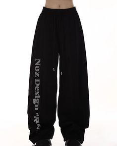 Sweatpants with a logo accent.

The elastic waist design makes it easy to wear.

It has an urban look and is sure to look great on the street.
◾️Model
Height/Weight：166cm(65.3in)/44kg(97.0lb)
Fitting Size：L



Cm(inches)
Length
Waist
Hip


M
102(40.1)
70(27.5)
108(42.5)


L
104(40.9)
73(28.7)
112(44.0)


XL
106(41.7)
76(29.9)
116(45.6)


2XL
108(42.5)
79(31.1)
120(47.2) Street Model, Stylish Logo, One Piece Top, Urban Looks, Wide Pants, Strike A Pose, A Logo, Height And Weight, Fur Jacket