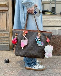 Vintage Designer Bags, Accessorize Bags, Bags Game, Girly Bags, What In My Bag, Fancy Bags, Instagram Beauty, Bag Charms, Handbag Charms