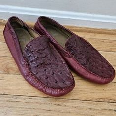 Casual Burgundy Leather Loafers, Casual Burgundy Loafers With Leather Sole, Burgundy Leather Casual Loafers, Burgundy Casual Flat Loafers, Casual Burgundy Loafers For Fall, Casual Burgundy Flat Loafers, Casual Burgundy Flat Heel Loafers, Casual Burgundy Loafers With Flat Heel, Contrast Stitch