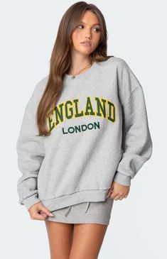 This Edikted English Girl Sweatshirt is great to throw over any outfit or wear on its own. Featuring an embroidered graphic text for an extra pop, this sweatshirt will have you feeling your best.SweatshirtEmbroidered graphic patchCotton, PolyesterModel wears size SModel height is 5'8Item care: Machine wash at maximum 30C, do not bleach, do not tumble dry, iron at a maximum of 110C, do not dry clean. Edikted Womens English Girl Sweatshirt - Gray size Small Trendy College Tops With Ribbed Cuffs, Trendy Tops With Ribbed Cuffs For College, Oversized Varsity Tops For Campus, Varsity Crew Neck Tops With Embroidered Graphics, Collegiate Graphic Print Crew Neck Sweats, Trendy College Sweatshirt With Embroidered Text, College Style Long Sleeve T-shirt With Text Print, Long Sleeve Text Print T-shirt In College Style, Trendy Campus Top With Ribbed Cuffs