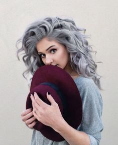 Full Hair Dye | 10 Awesome Silver Hair Colors Ideas | Absolutely Gorgeous And Stunning Hair Dye Inspiration by Makeup Tutorials at http://makeuptutorials.com/10-breathtaking-silver-hair-colors-for-stylish-women/ Granny Look, Grey Curly Hair, Silver Hair Color, Grey Hair Color, Pastel Hair, Hair Envy, Grunge Hair, Love Hair, Grey Hair