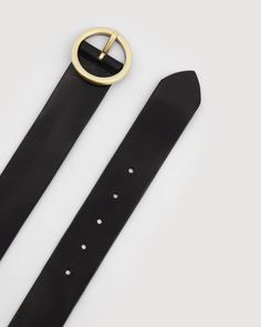 Women's iconic leather belt from the brand with a round buckle. Leather Belts Men, Black Leather Belt, Women's Belt, Mens Scarves, Mens Belts, Belts For Women, Kids Accessories, Summer Collection, Leather Belt