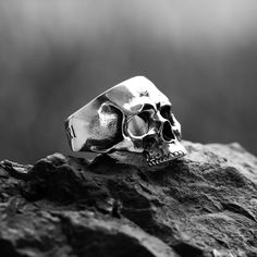 La frase latina Memento Mori significa literalmente " Recuerda que debes morir ".

 Este anillo está destinado a recordarte tu propia mortalidad y la brevedad y fragilidad de la vida humana .


 Anillo de plata hecho a mano


 Tiempo de procesamiento


 1-3 días hábiles Kapala Skull, Medusa Ring, Dark Rings, Indian Rings, Fairy Ring, Oxidized Silver Rings, 3d Skull, Rat Fink, Biker Jewelry