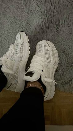 All White Shoes Outfit, Girly Nike Shoes, White Nike Shoes Aesthetic, Nike Vemero5 Outfit, Shoes Women 2024, Nike P6000 Outfit Women, Nike Vomero 5 Outfit Women, Trendy Sneakers 2024, Nike Presto Outfit