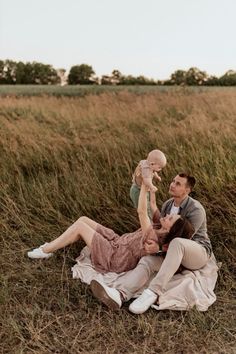 Family Of 3 Photo Prompts, Family Photo Inspo Summer, Family Photo Picnic, Family Photo Newborn, Playful Family Photos, Picnic Family Photos, Sitting Family Poses, Family Of 3 Photo Ideas Baby, Outdoor Photoshoot Ideas Family