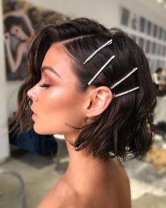 Wedding Guest Hairstyles 60+ Looks 2023 Guide + Expert Tips Tuns Bob Lung, Kort Bob, Fancy Girls, Hairstyles Aesthetic, Prom Hairstyles For Short Hair, Wedding Guest Hairstyles, Peinados Fáciles Para Cabello Corto, Short Wavy Hair, Short Wedding Hair