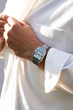 El Cartier Santos se introdujo en 1911 y se considera el primer reloj de pulsera para hombre. Fue diseñado por Louis Cartier y recibió su nombre en honor al pionero de la aviación Alberto Santos-Dumont, después de que usara los primeros prototipos del reloj durante sus vuelos. El diseño de caja cuadrada era único para la época y los tornillos expuestos alrededor del bisel sostenían el vidrio en su lugar y estaban destinados a parecerse a las patas de la Torre Eiffel. Combinado con un dial altame Cartier Santos Vintage, Cartier Santos Octagon, Cartier Santos Watch, Cartier Santos 100 Xl, Cartier Santos 100, Cartier Santos, The Eiffel Tower, Patek Philippe Nautilus, Rolex Day Date