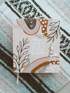 Cute Poster Board Ideas For School Projects, Painting Your Bible Cover, How To Paint Bible Cover, Simple Bible Painting Cover, Western Painted Bible Cover, Boho Painted Bible, Painted Bible Aesthetic, Paint Your Bible Cover, Painted Journals Covers