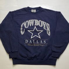 90er Jahre Dallas Cowboys Rundhalsausschnitt - Tagged XL - Misst 21 Zoll im Durchmesser, 26 Zoll lang - 50% Baumwolle 50% Polyester - Hergestellt in den USA - Insgesamt guter getragener Zustand - Schreiben Sie mir für weitere Informationen Folgen Sie meiner Seite für mehr Vintage-Kleidung und andere einzigartige Artikel, sobald sie verfügbar sind. Folge mir auch auf Instagram: @4th_quartal_vintage Dallas Cowboys Clothes, Dallas Cowboys Outfits, Cowboys Sweatshirt, Dallas Cowboys Sweatshirt, Vintage Dallas Cowboys, Vintage Crewneck, Recycle Clothes, Blue Sweatshirt, Vintage Sweatshirt