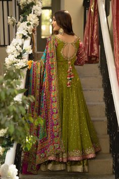 Fancy Sharara Suit, Anarkali Dress For Mehndi, Mehendi Anarkali Dress, Mehndi Saree Look, Heeramandi Dress Collection, Mehndi Designs Outfit, Lehnga Designs For Mehndi, Green Salwar Suit For Women, Pakistani Mehendi Look