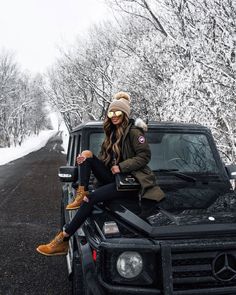 10 Cute Snow Outfits To Try This Winter - Mia Mia Mine Snow Outfits, Winter Outfits Snow, Winter Mode Outfits, Stylish Pic, Snow Outfit, Trendy Boots, Foto Poses, Girly Dresses, Cold Weather Outfits