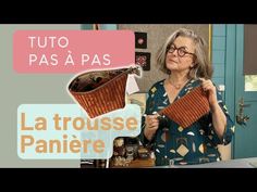 a woman is holding two brown purses in front of her face and the words, tuto pas a pas