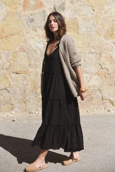 Tiered Linen Maxi Dress For Vacation, Black Bohemian Linen Dress, Black Linen V-neck Midi Dress, Black Linen Midi Dress For Vacation, Chic Black Linen V-neck Dress, Chic Linen Tiered Dresses, Chic Black V-neck Linen Dress, Minimal Boho Fashion, Black Maxi Dress Outfit Ideas