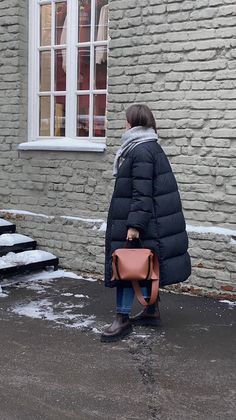 Puffer Coat Outfit Street Style, Long Puffer Coat Outfit, Minimalist Chic Fashion, Long Black Winter Coat, Uniqlo Outfit, Brown Boots Outfit, Fashion Outfits Casual