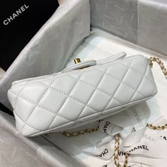 Description CC Flap Bag With CC Ball On Strap White For Women, Women’s Handbags, Shoulder And Crossbody Bags 7.8in/20cm AS1787 Rep 1:1 Measurements: 20 x 6 x 12 cm / 7.8 x 2.4 x 4.7 inches (Length x Width x Height) White Gold-toned hardware Adjustable chain shoulder strap Beautifully structured flap-over design Inside zipped pocket Includes box, dust bag. This product is of the best quality. Baby Tote Bag, Chanel Flap Bag, Mini Bucket Bags, Stylish Handbags, Evening Clutch Bag, Hobo Handbags, Tote Backpack, Black Handbags, Flap Bag