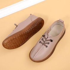 Made from high-quality genuine leather and PVC materials, these leisure-styled flats for adult women are a must-have. The casual occasion moccasins are designed with a captivating sewing fashion element, a round toe shape and a lace-up closure. They are spring and autumn loafers that are available in a choice of 4 colors and a variety of sizes.

Specifications
Brand Name: GeraldBlack
Flats Type: Basic
Origin: CN(Origin)
Upper Material: GENUINE LEATHER
Upper-Genuine Leather Type: Cow Leather
Toe Sewing Fashion, Lace Up Flats, Grey And Beige, Spring And Autumn, Leather And Lace, Pink Grey, Cow Leather, Moccasins, Loafers Men