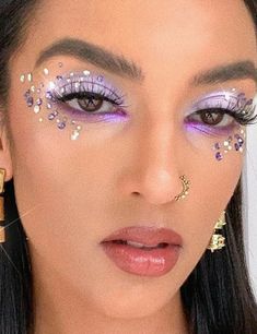 Make Up For Festivals, Makeup Festival Coachella, Tomorrowland Nails, Festival Glitter Looks, Shiny Makeup Look, Festivals Makeup, Glitter Party Makeup, Bejeweled Makeup, Make Up Festival