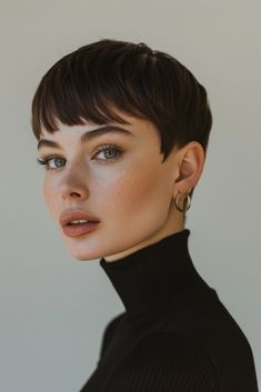 Soft Pixie Haircut, Modern Pixie Haircut, Brunette Pixie Cut, Feminine Pixie Cuts, Short Stacked Bob Hairstyles, Pixie Hair Cuts, Caesar Haircut, Modern Pixie, Platinum Blonde Pixie