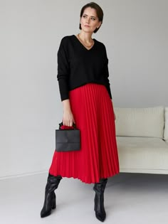 Red Pleated Skirt Outfit Winter, Red Skirt Winter, Long Red Skirt Outfit, Red Pleated Skirt Outfit, Satin Midi Skirt Outfit, Red Skirt Outfit, Pleated Skirt Winter, Midi Rock Outfit, Midi Skirt Outfit Winter