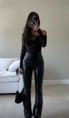 Aesthetic Black Clothes, Black Clothes Aesthetic, Leather Jeans Outfit, Jeans Outfit Night Out, Leather Pants Outfit Going Out, Leather Pants Outfit Night, How To Style Leather Pants, Style Leather Pants, Lederhosen Outfit