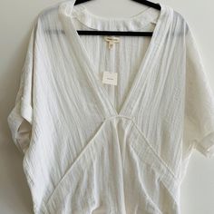 Urban Outfitters Nwt White Tops. Very Versatile With Wide Sleeves And Front Pockets. You Can Style It With A Cute Bralette Flowy Shirt, Wrap Shirt, Flowy Top, Neck Wrap, Flowy Tops, Urban Outfitters Tops, Wide Sleeves, Cream White, White Tops