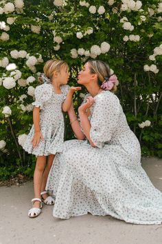 Mommy Daughter Outfits, Womens Long Skirt, Mother Daughter Dress, Mommy And Me Dresses, Mommy Daughter, Foto Poses, Flattering Dresses, Mother And Daughter, Mom Daughter