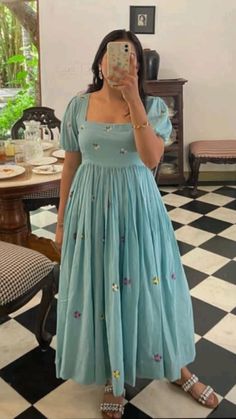 Cotton Frocks For Women, Frock Designs For Women, Design Frock, Modest Street Fashion, Dress Designs For Stitching, Street Fashion Inspiration, Cotton Dress Pattern