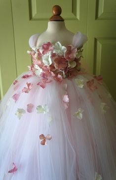 Delicate color and beautiful design of this tutu dress will make your little princess happy. I have embroidered the front of the top of the dress with the flowers and beads. Great for birthday parties, pageants, or will make a great photo prop! It will be awesome for a flower girl at your special wedding day. For convenience, the top attached to the skirt with the snap fasteners. bow is optional, let me know if you need it. Let me know if you are looking for different color or size and I will qu Champagne Pink Dress, Costume Carnaval, Pink Flower Girl Dresses, Toddler Tutu, Dress Tutu, Girls Tutu Dresses, Flower Girl Dresses Tutu, Champagne Dress, Blush Pink Dresses