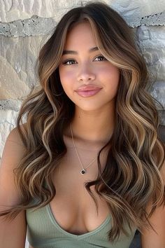 Babylights Espresso: De cara, con mechas delante, #mechasrubias Ideas For Brown Hair Color, Brunette Color With Highlights, Balayage Hair On Latinas, Hair Ideas For Dark Skin Tones, Balayage Hair For Olive Skin Tone, Hair Styles For Brown Skin, Medium Length Brown Balayage, Mexican Highlights Hair, Neutral Skin Hair Color