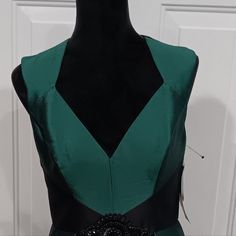 Theia Couture Emerald Green Cocktail Dress Nwt Size 8. Beautiful Dress For Any Occasion You Need To Dress Up For. It's A Midlength Dress. Wigb A Sequin O N Middle Of Front And Keyhole Back. Sheath Evening Dress With Lined Bodice, Green Formal Dress With Lined Bodice, Elegant Green Mini Dress With Fitted Bodice, Elegant Green Mini Dress For Gala, Elegant Green Mini Dress For Formal Occasions, Elegant Green Midi Evening Dress, Elegant Green Evening Midi Dress, Elegant Green Mini Dress For Evening, Elegant Green Evening Dress For Cocktail