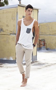 Khaki Pants Outfit, Khaki Pants Men, Neue Outfits, Men Beach, Outfit Trends, Mens Fashion Summer, Summer Trends