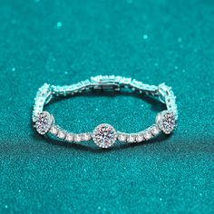 Essayez ce bracelet tennis rond en argent sterling 925 !


 Notre bracelet à boucle ronde Moissanite en argent sterling 925 est la combinaison parfaite d'élégance et de sophistication.

 Le design complexe de la boucle ajoute une touche unique et de style, tandis que les pierres de moissanite rondes ajoutent un éclat brillant qui attirera l'attention de toutes les personnes présentes dans la pièce.

 Ce bracelet est suffisamment polyvalent pour être porté lors d'événements formels et décontract Bracelet Tennis, Women Jewellery, Cluster Bracelets, Buckle Bracelet, Silver Jewelry Rings, Timeless Accessories, Metal Bracelets, Diamond Bracelets, Moissanite Diamonds