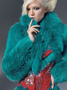 Turquoise Green Fur, Fabulous Furs, Versace Fashion, Casual Chique, Atelier Versace, Shades Of Teal, Red And Teal, Winter Mode, Fur Fashion