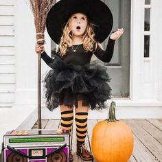 Disfraces de Halloween para niña caseros: bruja Toddler Girl Witch Costume Diy, Toddler Skeleton Costume Girl, Kids Halloween Costumes For Girls Diy, Spooky Costumes For Kids, Mom And Daughter Witch Costumes, Girls Witch Costume Diy, Witch Family Costumes, Girls Costume Ideas Kids, Toddler Witch Costume Diy