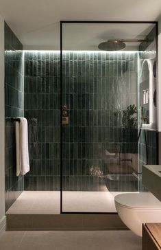 Dark Green Tile, Drømme Bad, Dark Green Bathrooms, Green Tile Bathroom, Bad Inspiration, Bathroom Color, Bathroom Inspiration Decor, Green Bathroom, Dream Bathroom