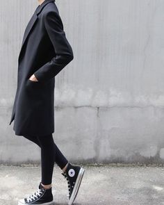 Minimal + Chic | @codeplusform Graduation Pics, Looks Jeans, Walking Down The Street, Black Outfits, Favorite Picture, Total Black, Style Noir