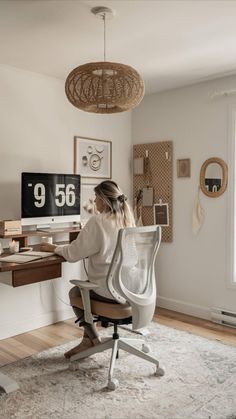 a woman sitting at a desk in front of a window with the words ergonfis on it