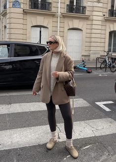 Birkenstock London Outfit, Clogs Outfit Ideas, Style Birkenstock Clogs, Birkenstock Outfit Fall, Fall Clogs, Boston Clogs Outfit, Birkenstock Clog Outfit, Clog Outfits, Birkenstock Clogs Outfit