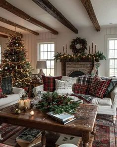 Christmas Tree Decorations Plaid, Christmas Apartment Decor Living Room, Cute Christmas Living Room Ideas, Fall/winter Home Decor, Vintage Traditional Christmas Decor, Classic Christmas Decor Living Room, Home Decoration Christmas, Cozy Winter Living Room Decor, Rustic Christmas Living Room Ideas