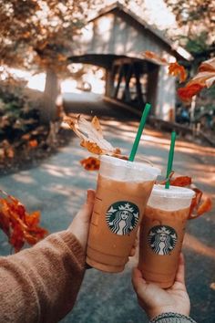 Halloween drinks Fall Asthetic Photos, Preppy Halloween, Halloween Tea Party, Fall Starts, Thanksgiving Background, Days Until Halloween, Photo Coffee, Holiday Countdown, Thanksgiving Wallpaper