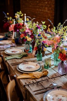 décoration de table colorée mariage Rainbow Wedding, Venue Decor, Garden Party Wedding, Wedding Table Decorations, Wildflower Wedding, Whimsical Wedding, Wedding Table Settings