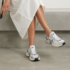 The Nike V2K Run Women’s Sneaker - Perfect for a preppy, street style outfit Nike Dress Outfit, Preppy Street Style, Run Outfit, Retro Running Shoes, Fashion Show Dresses, Nike Dresses, Estilo Preppy, Winter Outfits Women, Dress Outfit