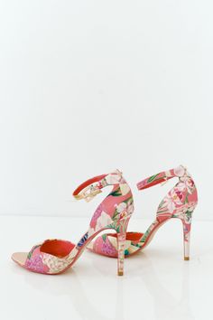 Ted Baker open toe floral print stiletto. Approx. 3.5" heel Rating: 9/10 - Minimal Signs of Wear 9 And 10, Ted Baker, Open Toe, Floral Prints, Heels, Floral, 10 Things, How To Wear