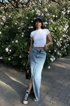 Give IT Girl Vibes, Wear A Denim Maxi Skirt Like This Denim Skirt Outfit Summer, Long Denim Skirt Outfit, Long Jean Skirt, Fashion Bible, Skirt Outfits Fall, Skandinavian Fashion