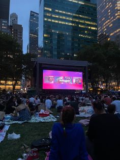 Outdoor movie , cinema , park , nyc Bryant Park Movie Night, New York Movies, Nyc Summer Aesthetic, Nyc Culture, Outside Aesthetic, Outdoor Movies, Summer In Nyc, New York Summer